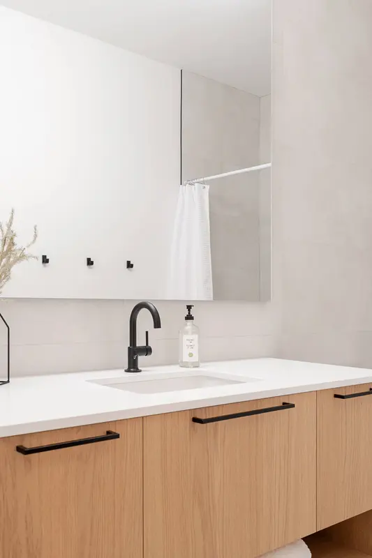 Eagle ensuite bathroom with modern fixtures by Britt Lothrop