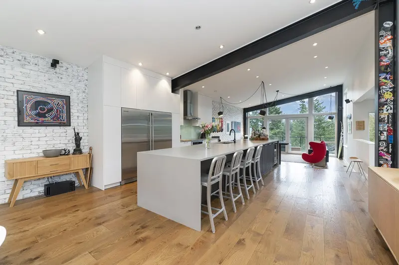 Drifter primary suite with mountain views