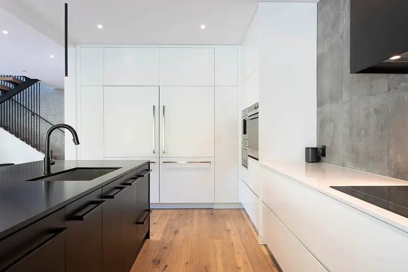 Pinewood kitchen with minimalist white cabinetry and concrete accents