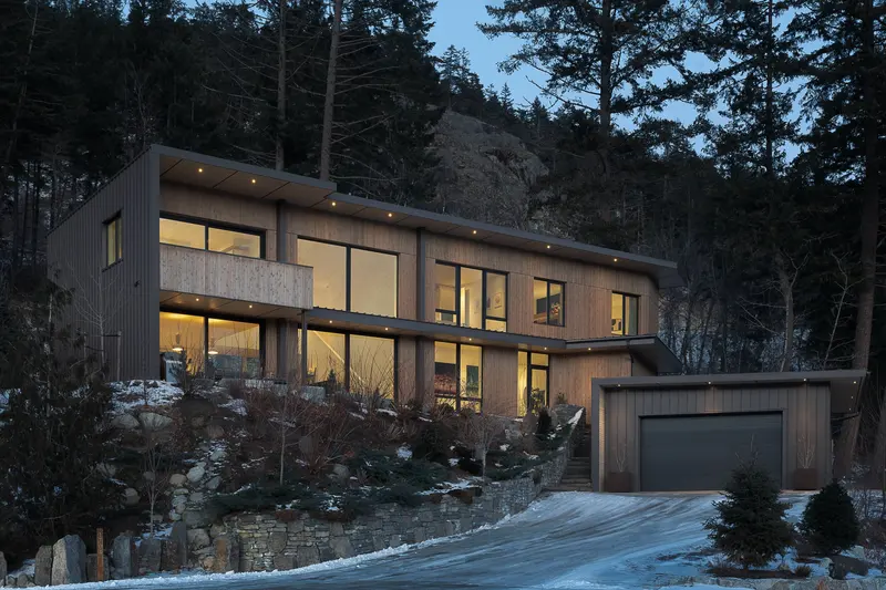 Sugarloaf exterior at dusk — custom home in Pemberton by Balmoral Construction